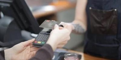 信用卡在自动取款机上能取钱吗 需要收取手续费